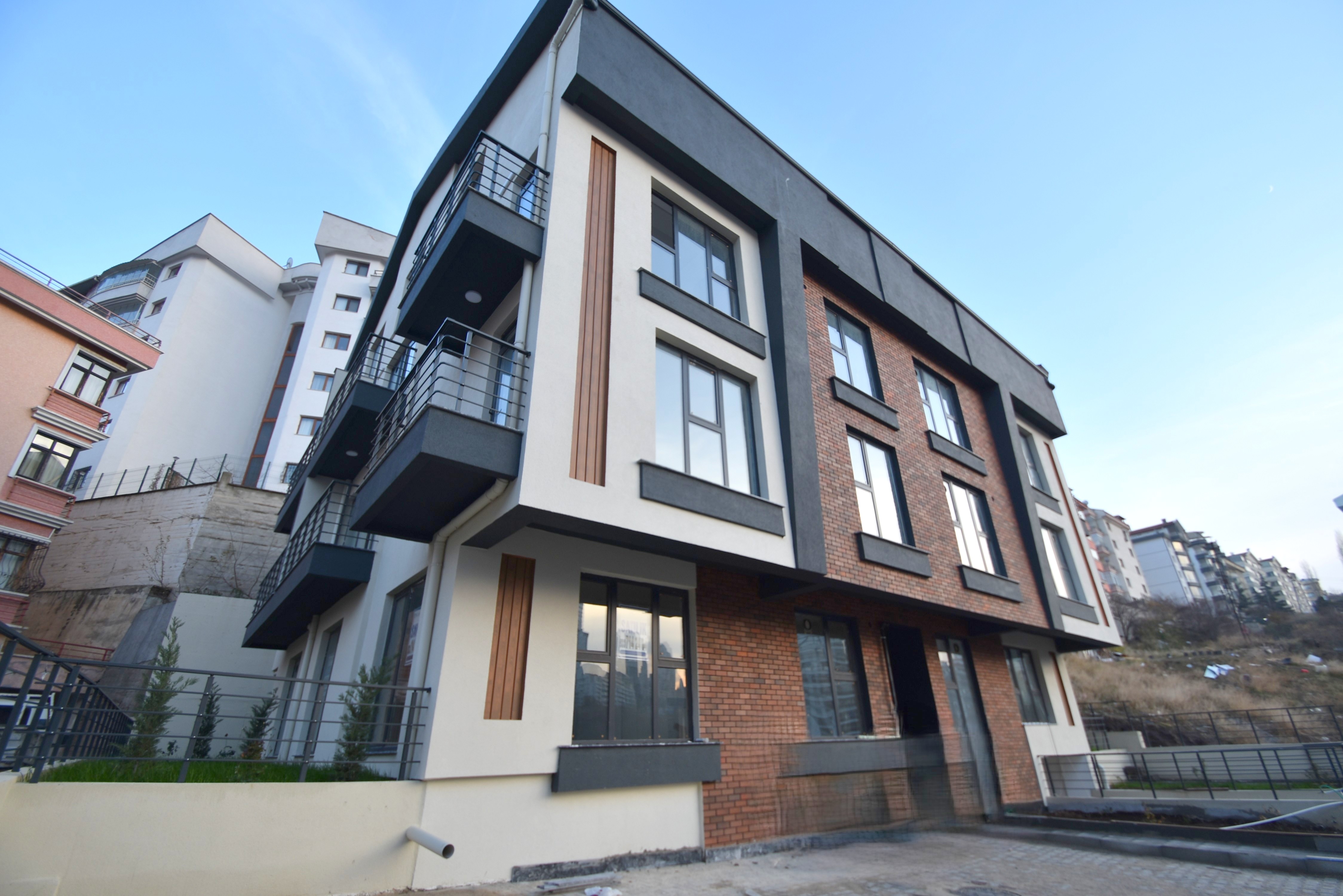 Kırkkonaklar Şemsettin Günaltay Cadde Yakını Bahçe Kullanımlı Yüksek Giriş...